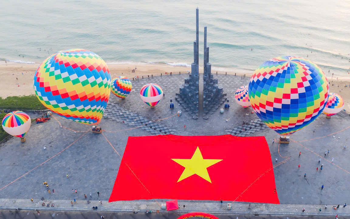 Tuy Hòa sôi động với hoạt động khinh khí cầu dịp lễ